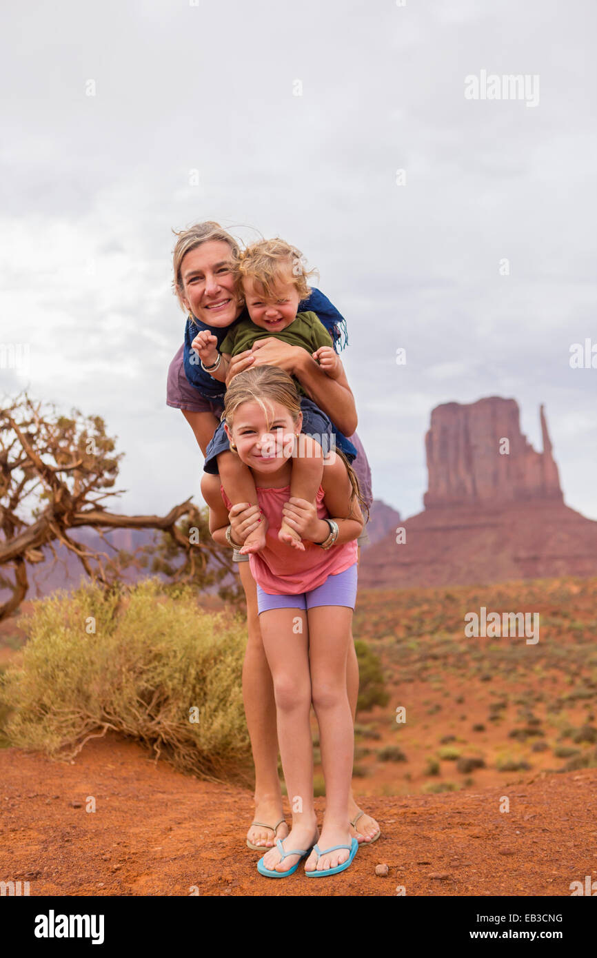 Kaukasische Familie lächelnd in Wüste, Monument Valley, Utah, Vereinigte Staaten von Amerika Stockfoto