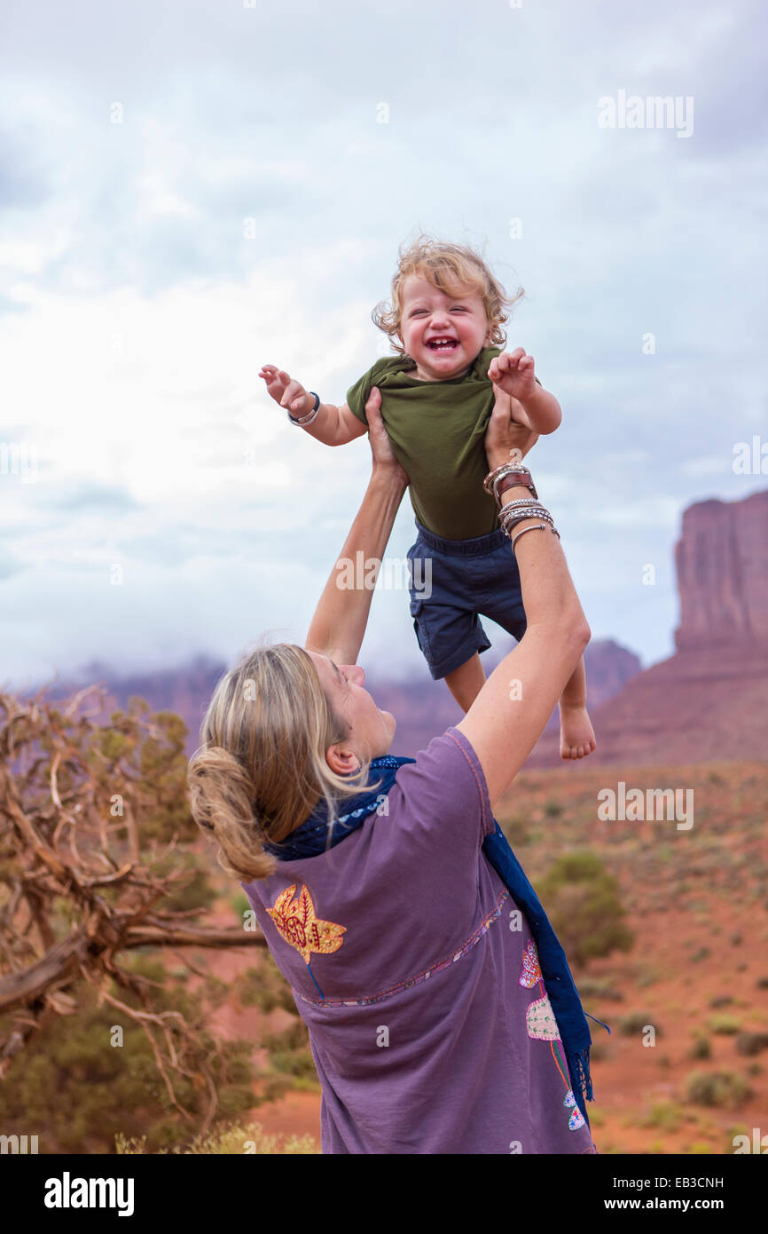 Kaukasische Mutter und Sohn spielt in der Wüste, Monument Valley, Utah, Vereinigte Staaten von Amerika Stockfoto