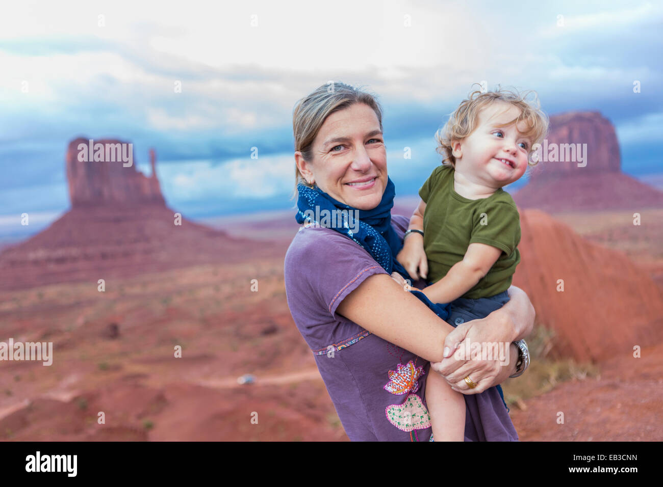 Kaukasische Mutter mit Baby Sohn in der Wüste, Monument Valley, Utah, Vereinigte Staaten von Amerika Stockfoto