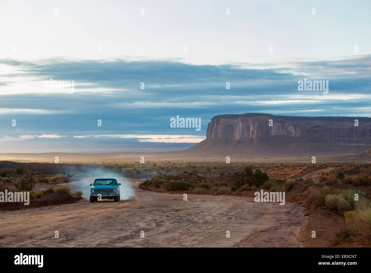 Auto fahren auf unbefestigten Straße in der Wüste, Monument Valley, Utah, Vereinigte Staaten von Amerika Stockfoto
