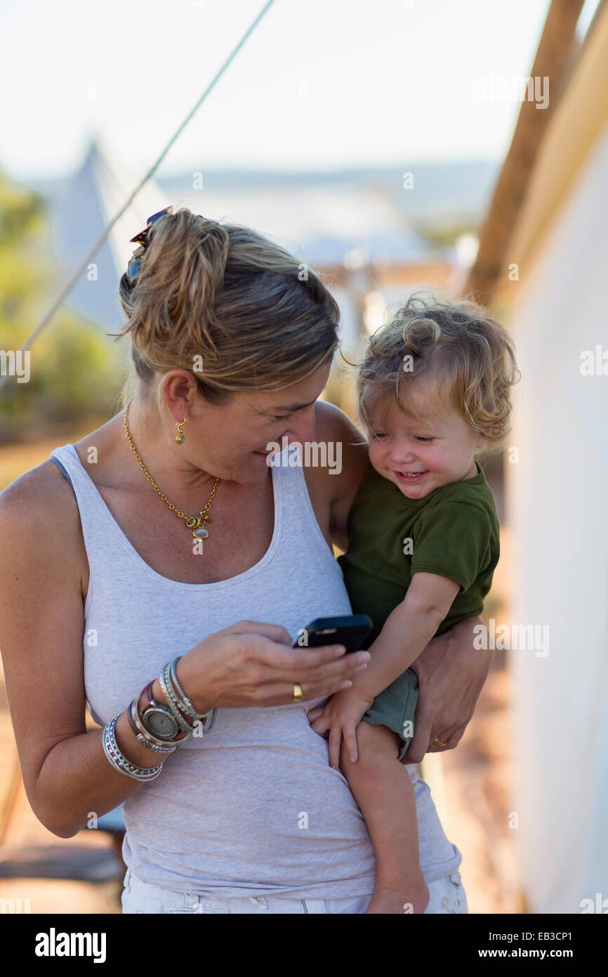 Kaukasische Mutter und Baby Sohn mit Handy Stockfoto