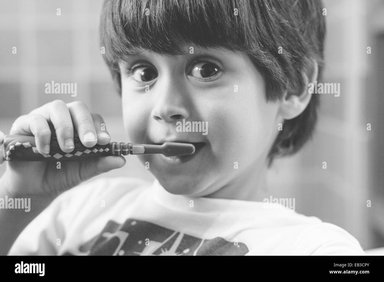 Porträt eines Jungen, der seine Zähne putzt Stockfoto