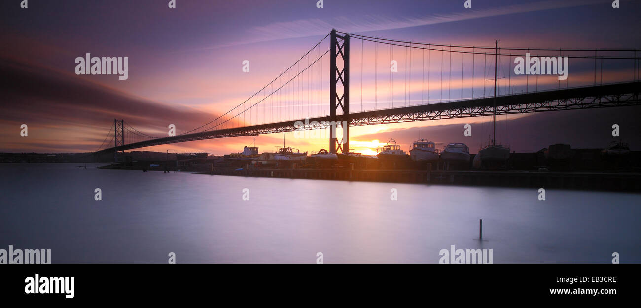 Großbritannien, Schottland, Fife, North Queensferry, Forth Road Bridge bei Sonnenuntergang Stockfoto