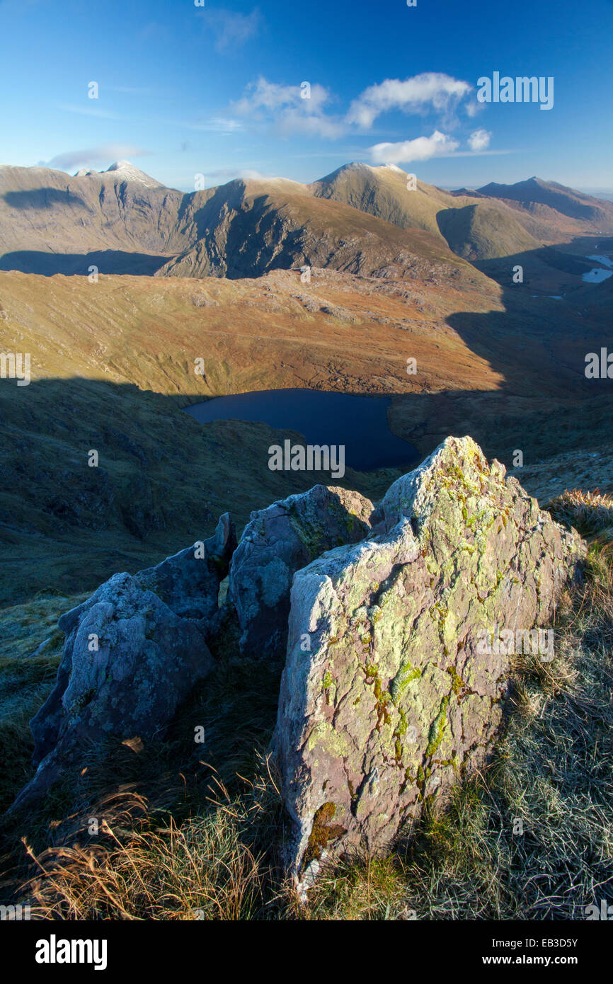 Blick auf den Carrauntoohil und der macgillycuddy Reeks von stumpa Duloigh. Das schwarze Tal, County Kerry, Irland. Stockfoto