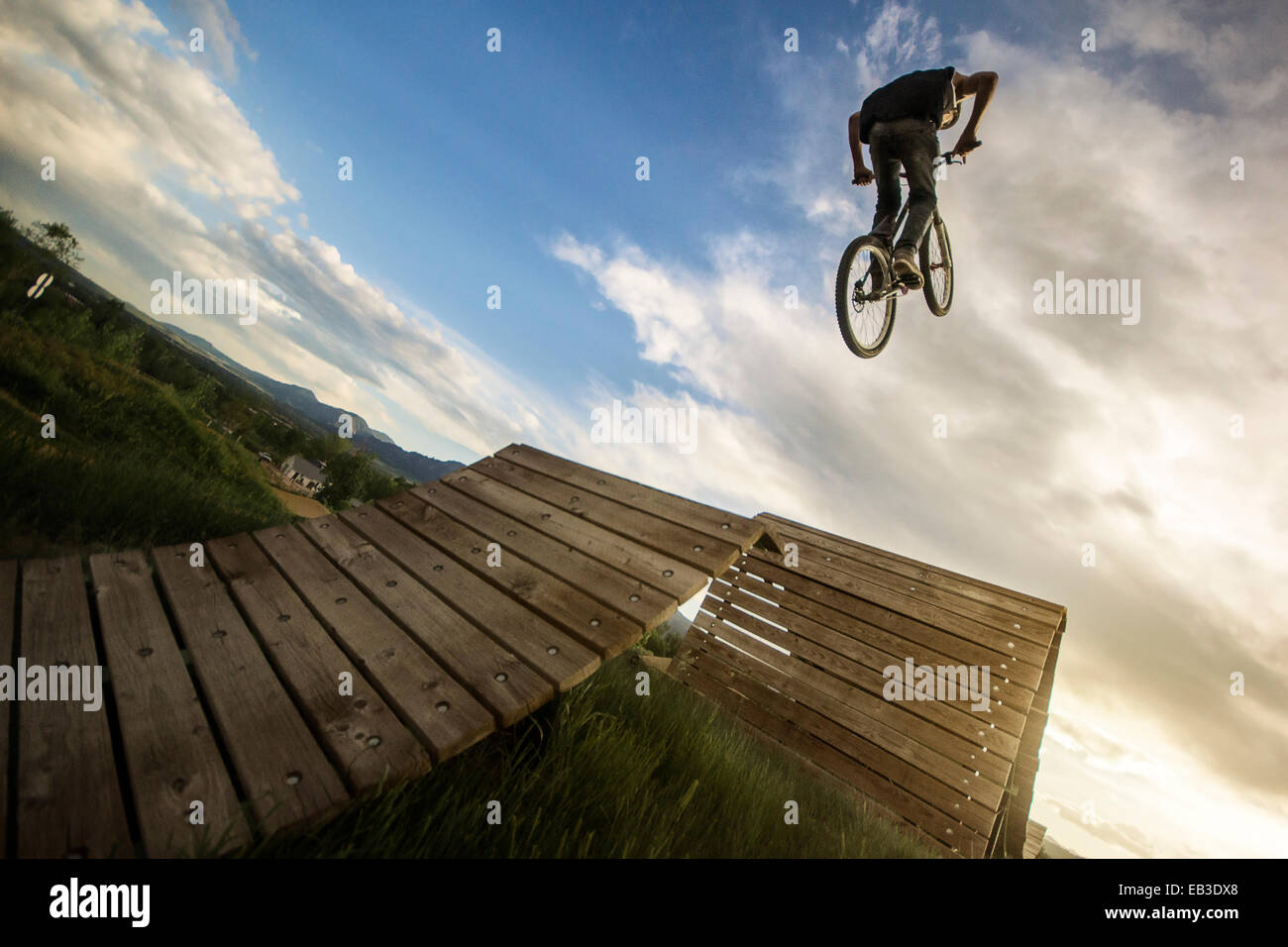 USA, Colorado, Boulder County, Boulder, Mann springt auf Fahrrad Stockfoto