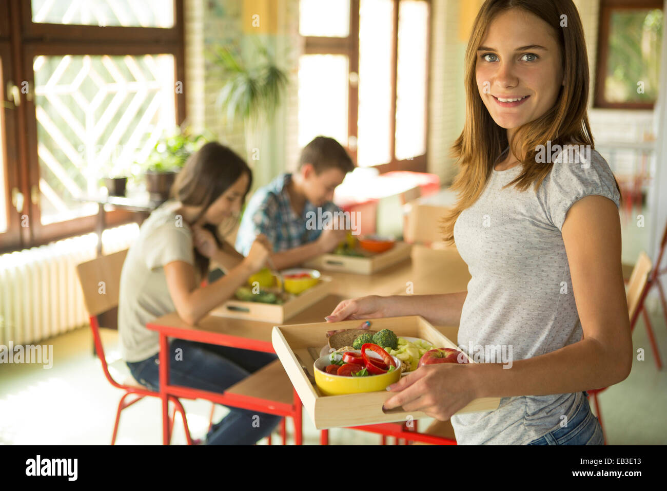 Schüler mit Mittagessen Tablett in der Schulcafeteria Stockfoto