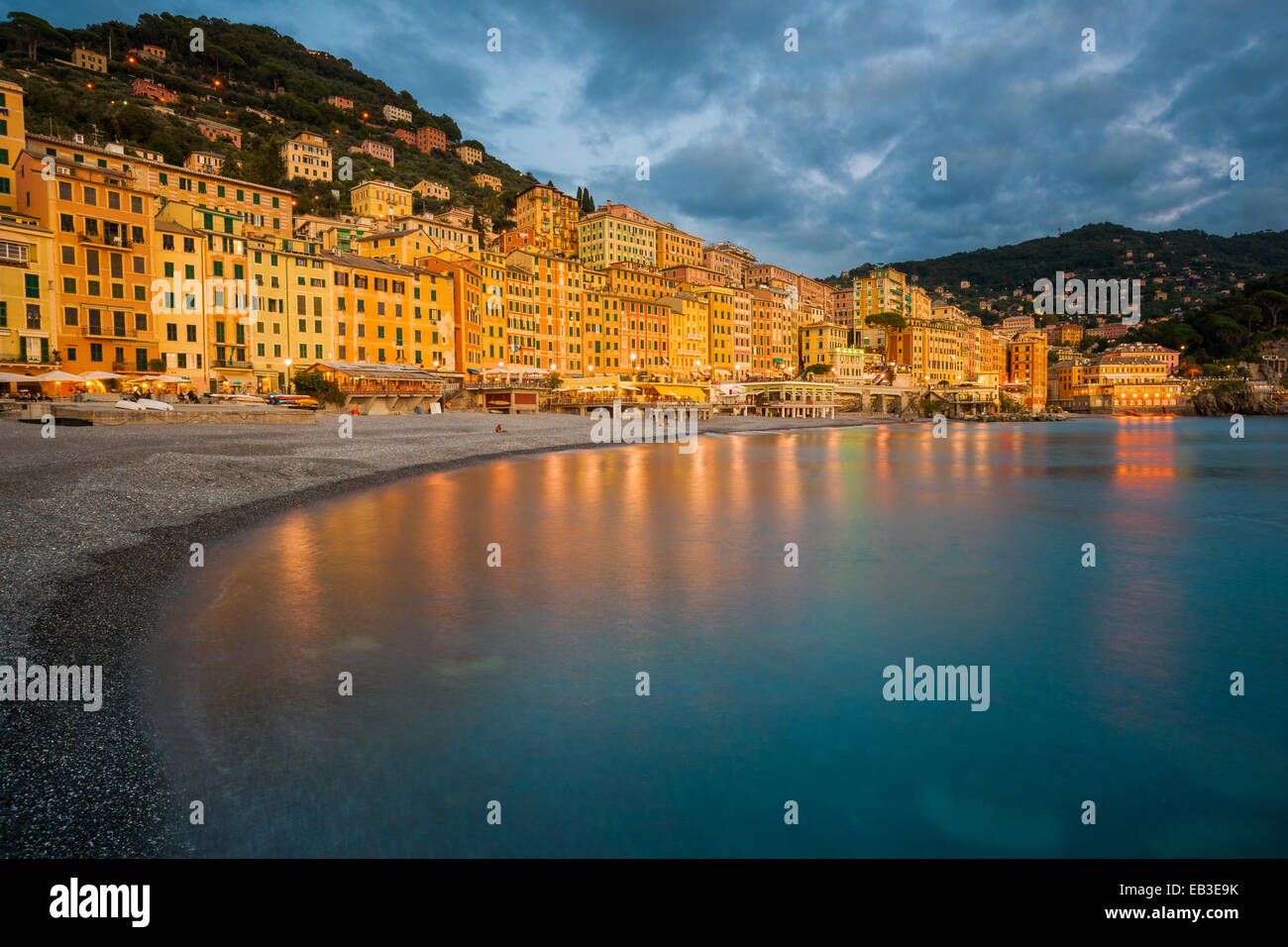 Italien, Ligurien, Genua, Camogli, Waterfront mit elektrischem Licht im Wasser reflektiert Stockfoto