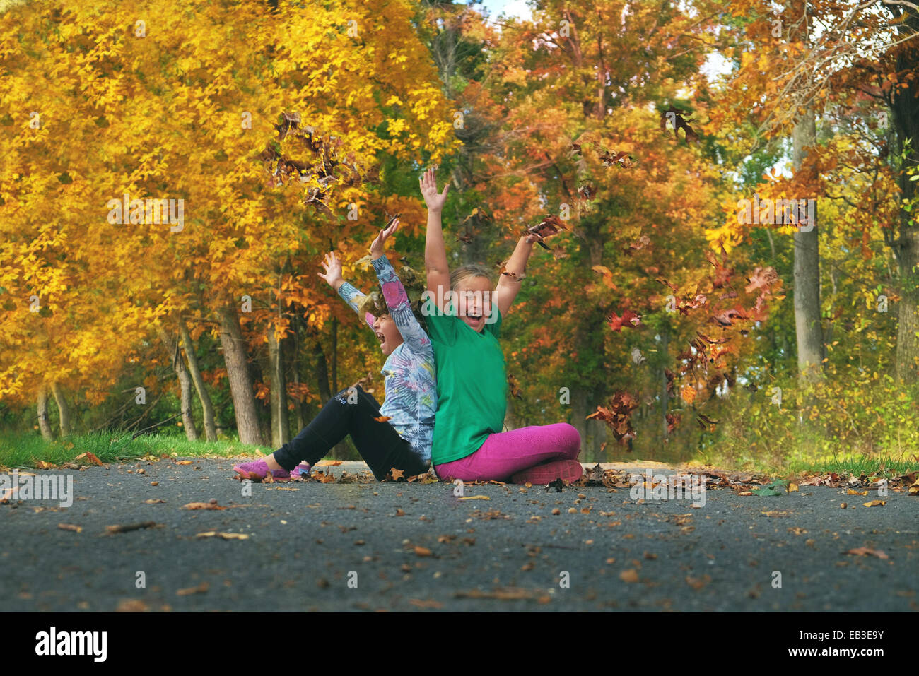 Dayton, Mädchen (6-7, 8-9) spielen im Park im Herbst, Howard County, Maryland, USA Stockfoto