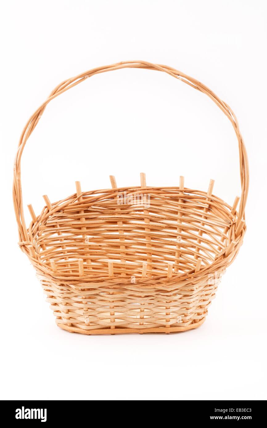 Holz-Korb auf weißem Hintergrund Stockfoto