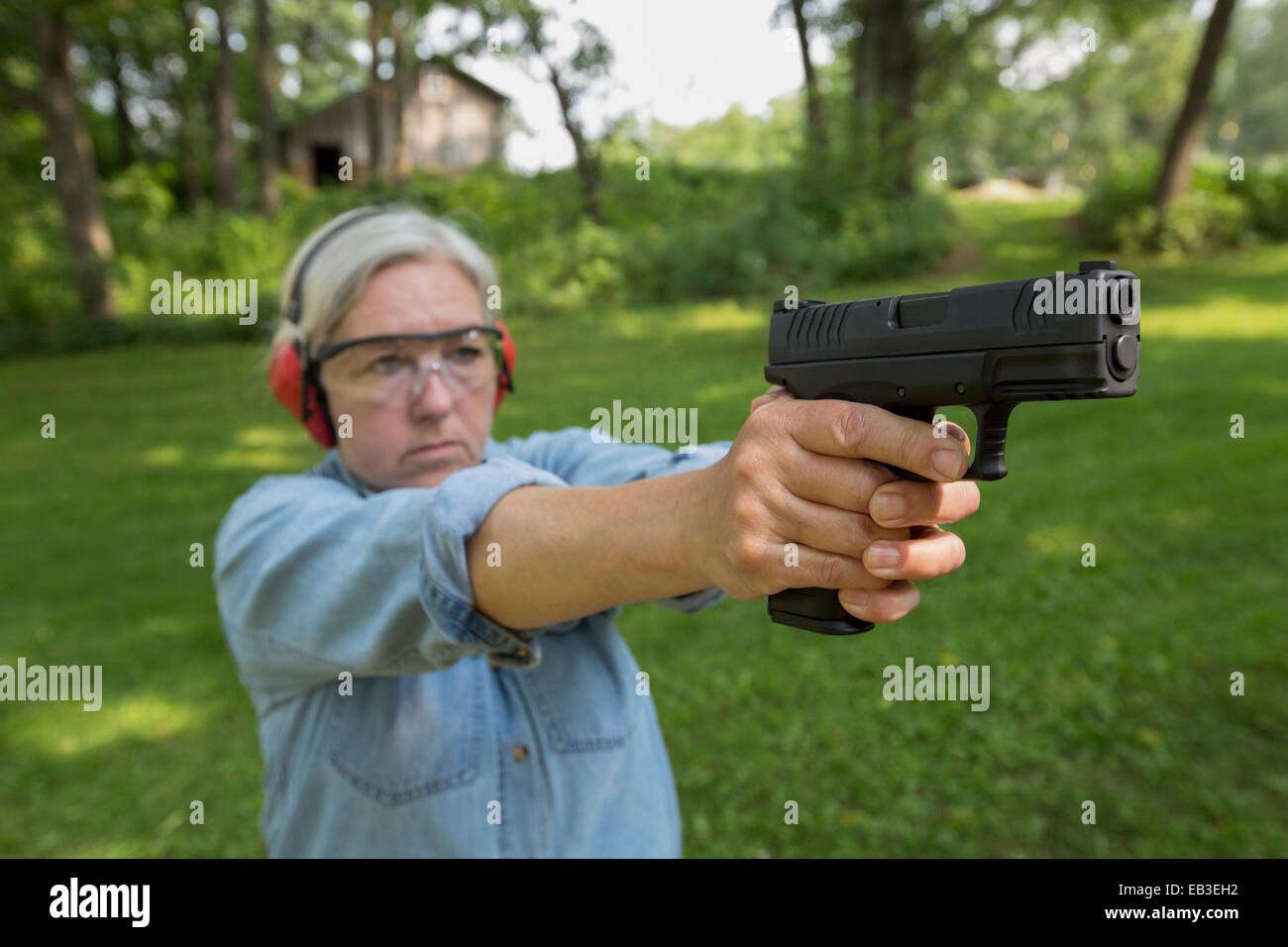 Ältere Frau kaukasischen üben mit Waffe am Schießstand Stockfoto