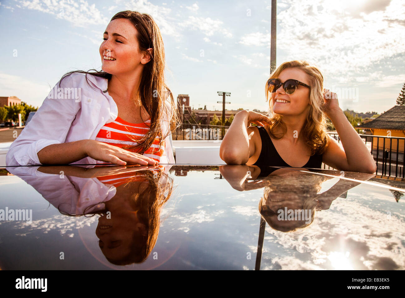 Kaukasische Mädchen im Teenageralter spiegelt sich in Autodach Stockfoto