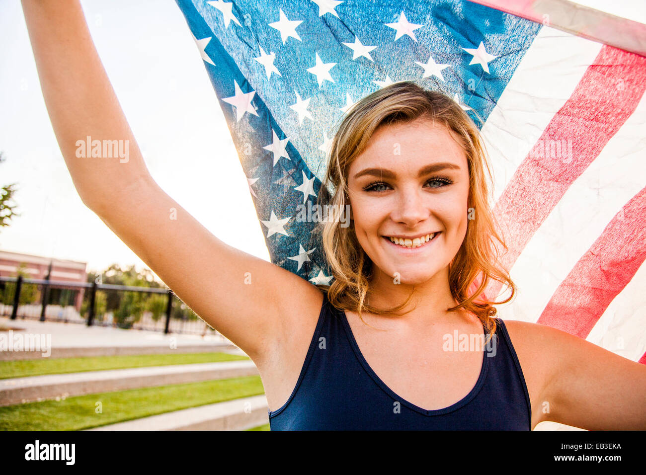 Kaukasische Teenagerin, die amerikanische Flagge Stockfoto