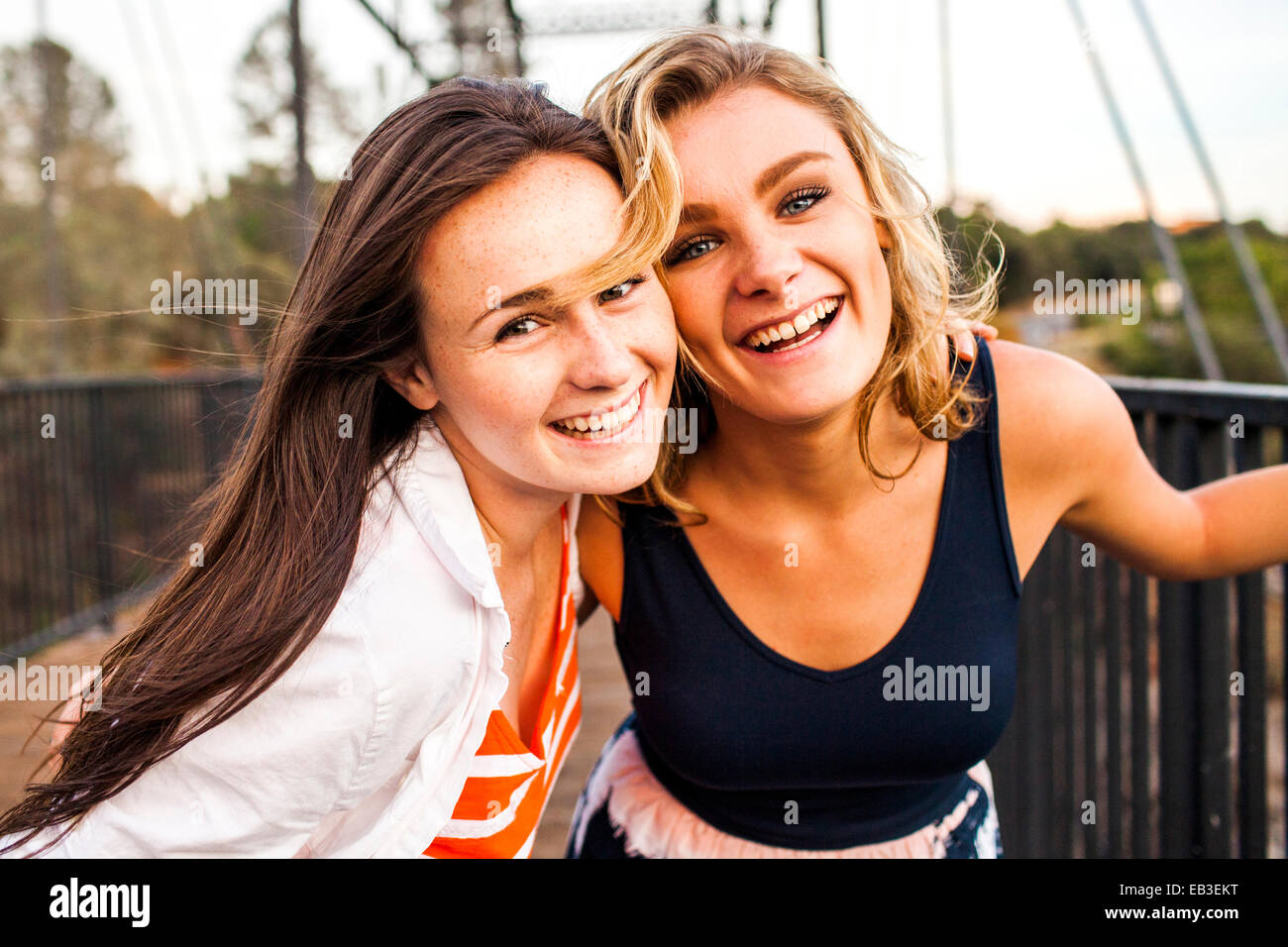 Kaukasische Mädchen im Teenageralter lächelnd auf Holzbrücke Stockfoto