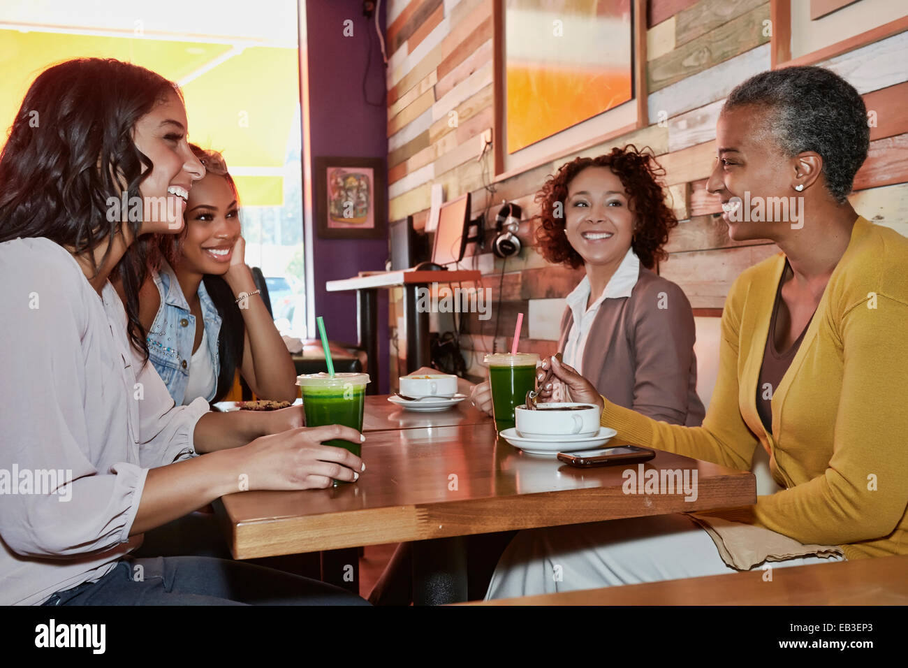 Frauen reden im café Stockfoto