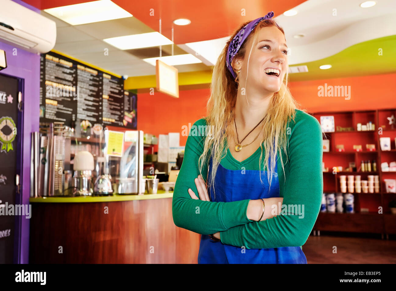 Kaukasische Server lächelnd in café Stockfoto