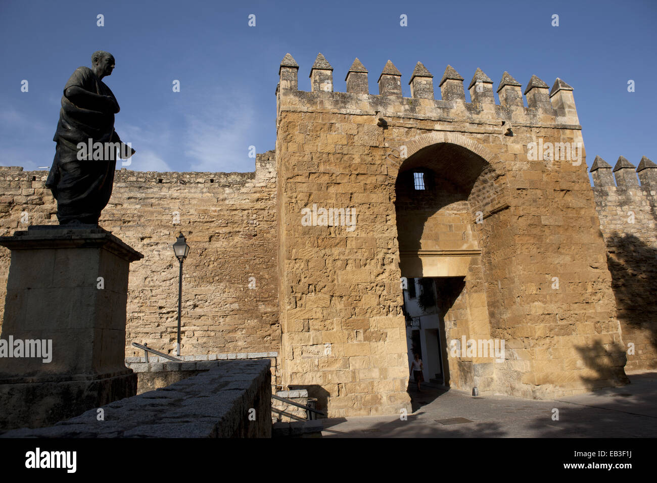Tor von Almodovar, im XIV Jahrhundert umgebaut. Daneben, die Statue von Seneca Stockfoto
