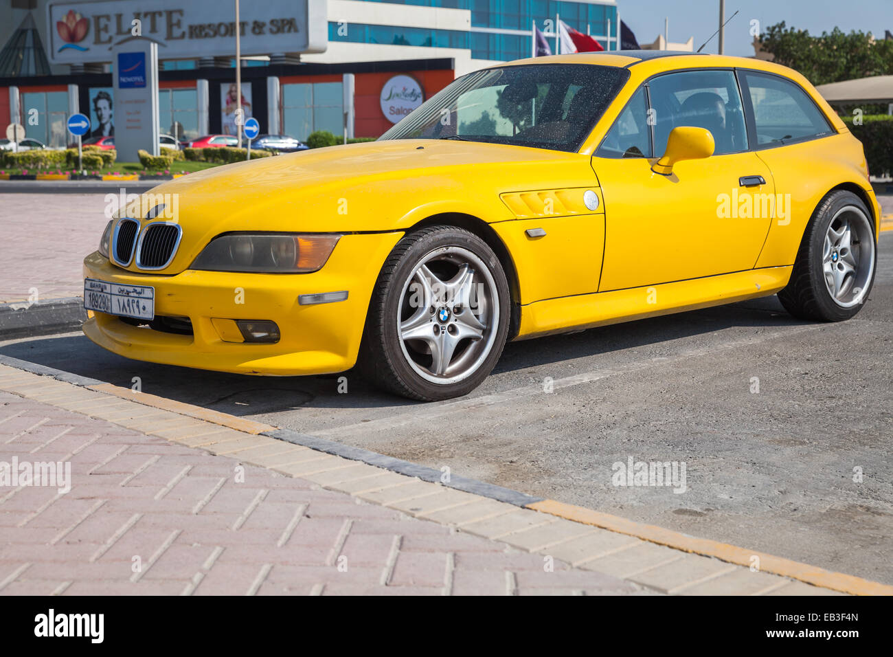 Manama, Bahrain - 21. November 2014: Gelbe BMW Z3 M Coupe Auto steht geparkt in Manama Stockfoto