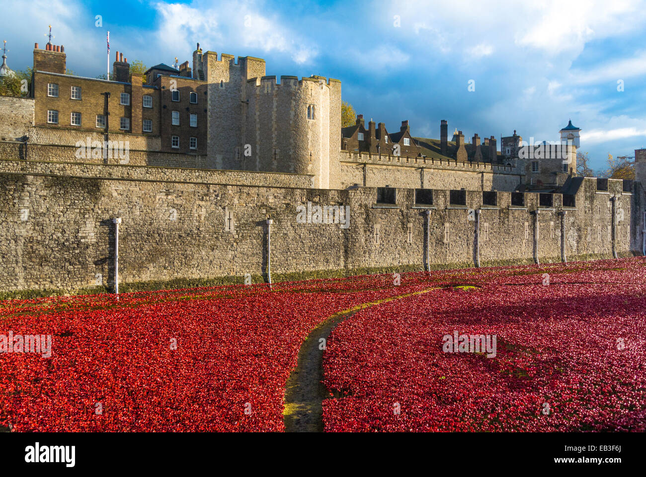 Blut Mehrfrequenzdarstellung Länder und Meere von Red Kunstinstallation an der Tower of London. 888.246 Keramik Mohnblumen in den Turm Graben gepflanzt. Stockfoto