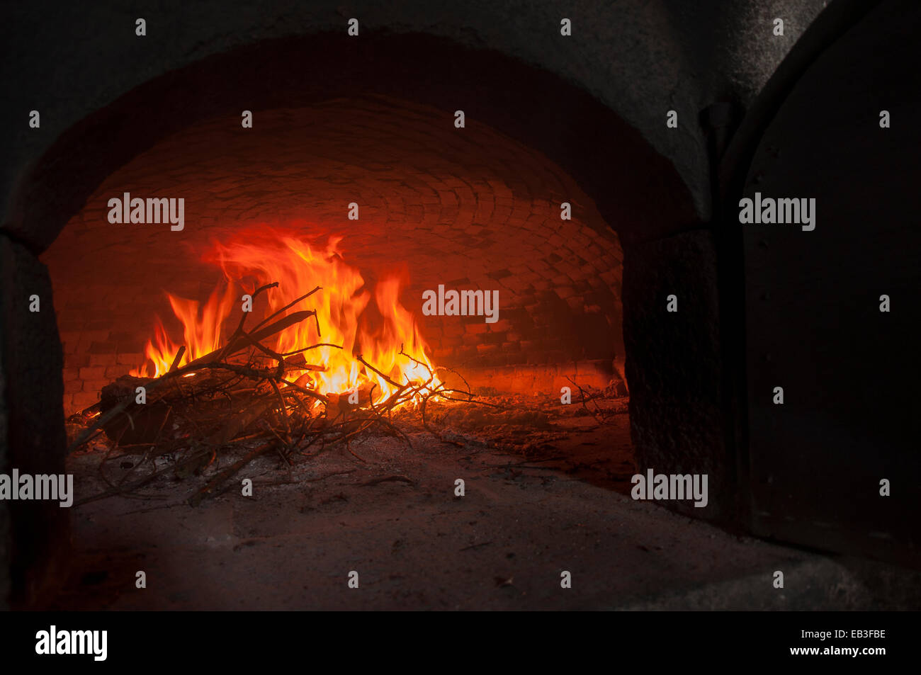 Feuer im Inneren einen großen Brotbackofen Stockfoto