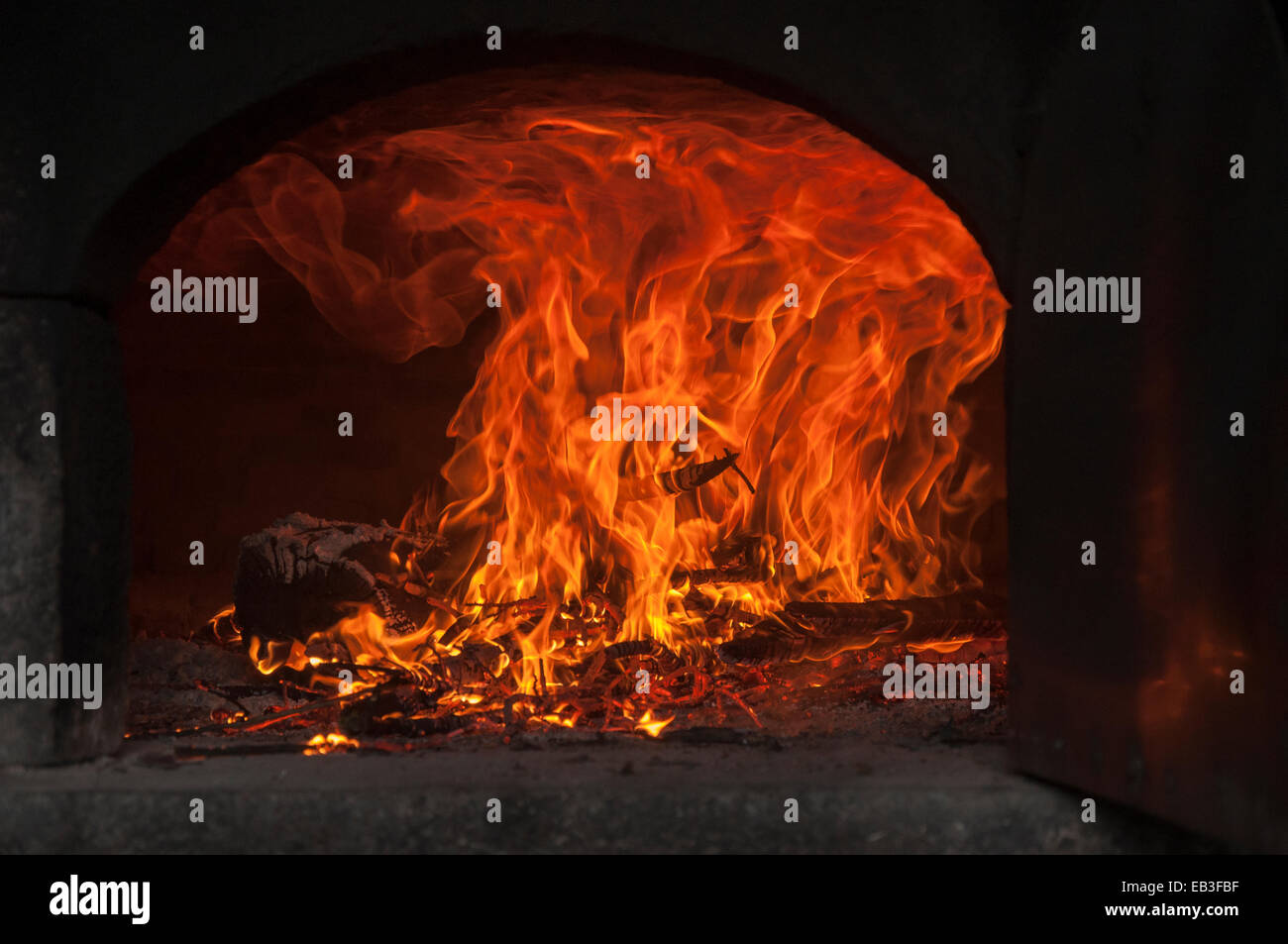 Feuer im Inneren einen großen Brotbackofen Stockfoto