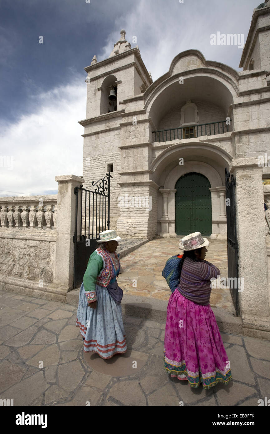 Frauen in traditioneller Kleidung vor Kirche Nuestra Señora De La Asunción (17. Jahrhundert), Chivay, Peru Stockfoto