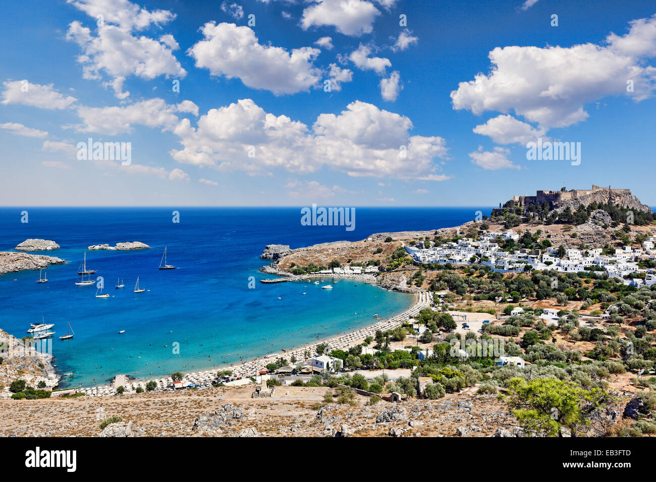 Das Dorf Lindos mit einer schönen Bucht, mittelalterliche Burg und Pictursque Häusern auf einem Hügel ist der Star von Rhodos, Griechenland. Stockfoto