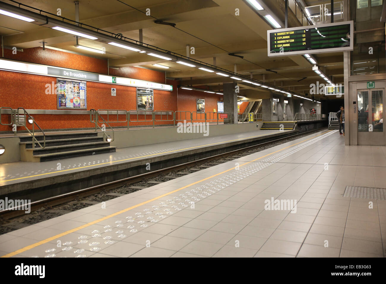 halb leeren u-Bahn-Zug Bahnhof Brüssel-Europa Stockfoto