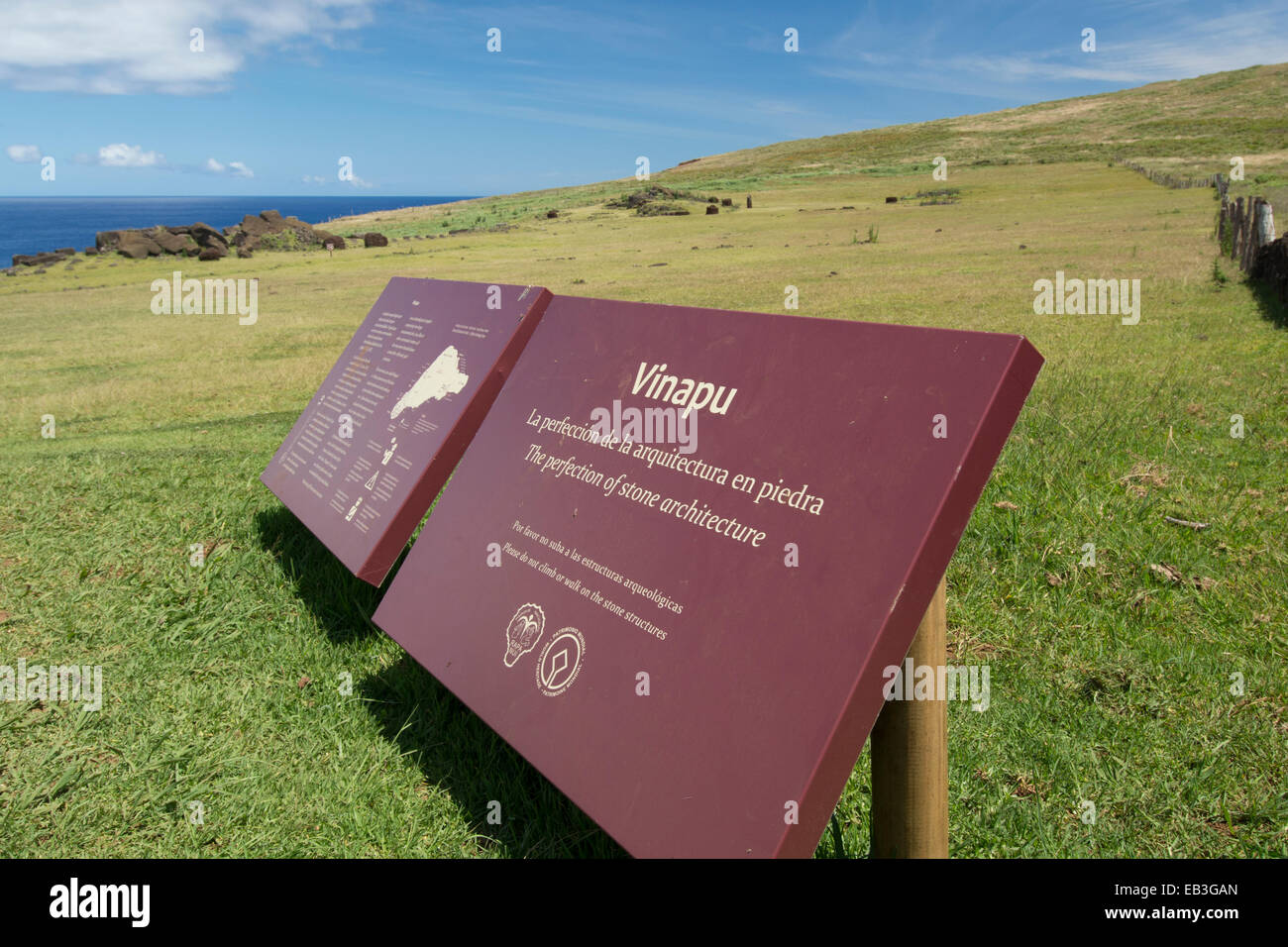 Chile, Osterinsel aka Rapa Nui, Rapa Nui NP. Ahu Vinapu, wichtige zeremonielle Zentrum, Parkschild. Stockfoto