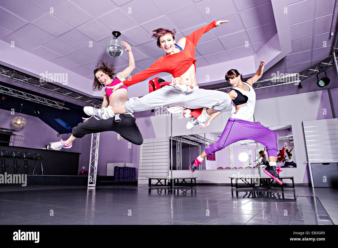 Gruppe von Frauen im Sport Kleid springen Fitnessübung Tanz oder Aerobic Stockfoto
