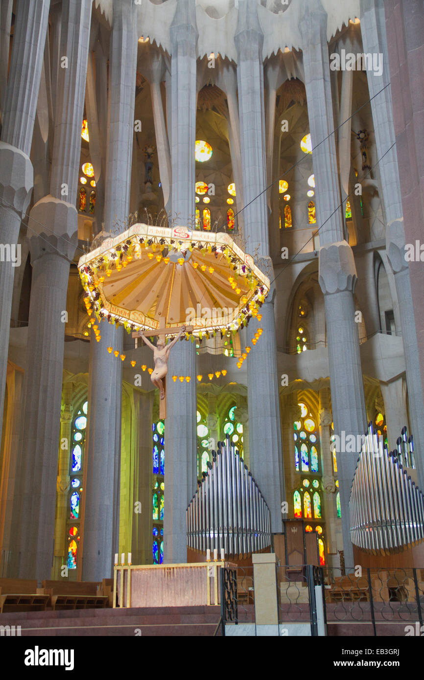 Sagrada Familia (Heilige Familie) entworfen von Antonio Gaudi Interieur zeigt die Cruciifixion und Orgel Rohre Barcelona, Spanien Stockfoto