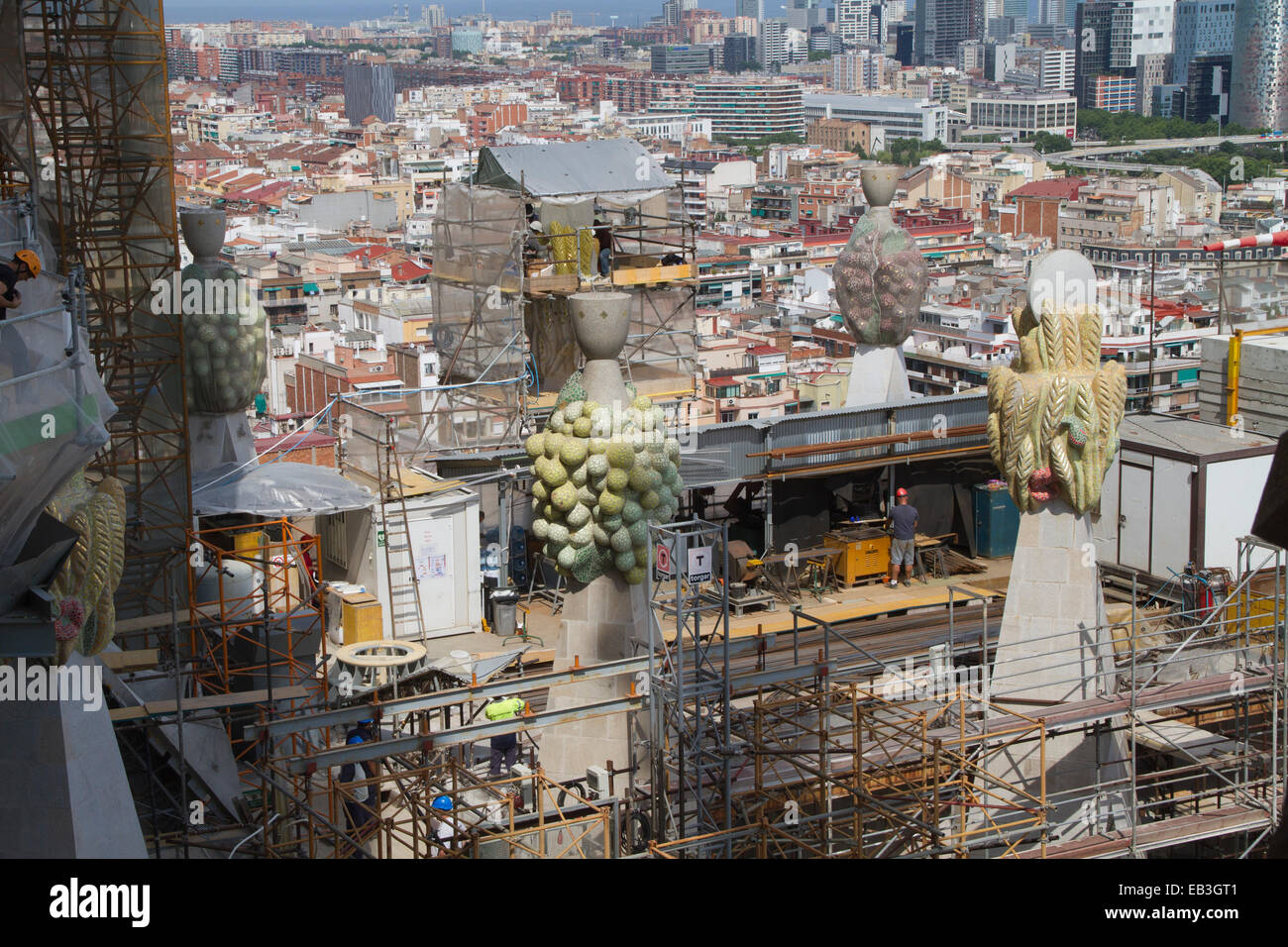 Im Jahre 1882 begonnen, und entworfen von Antonio Gaudi, weiter Bau der Sagrada Familia (Heilige Familie) wie aus einem spir Stockfoto