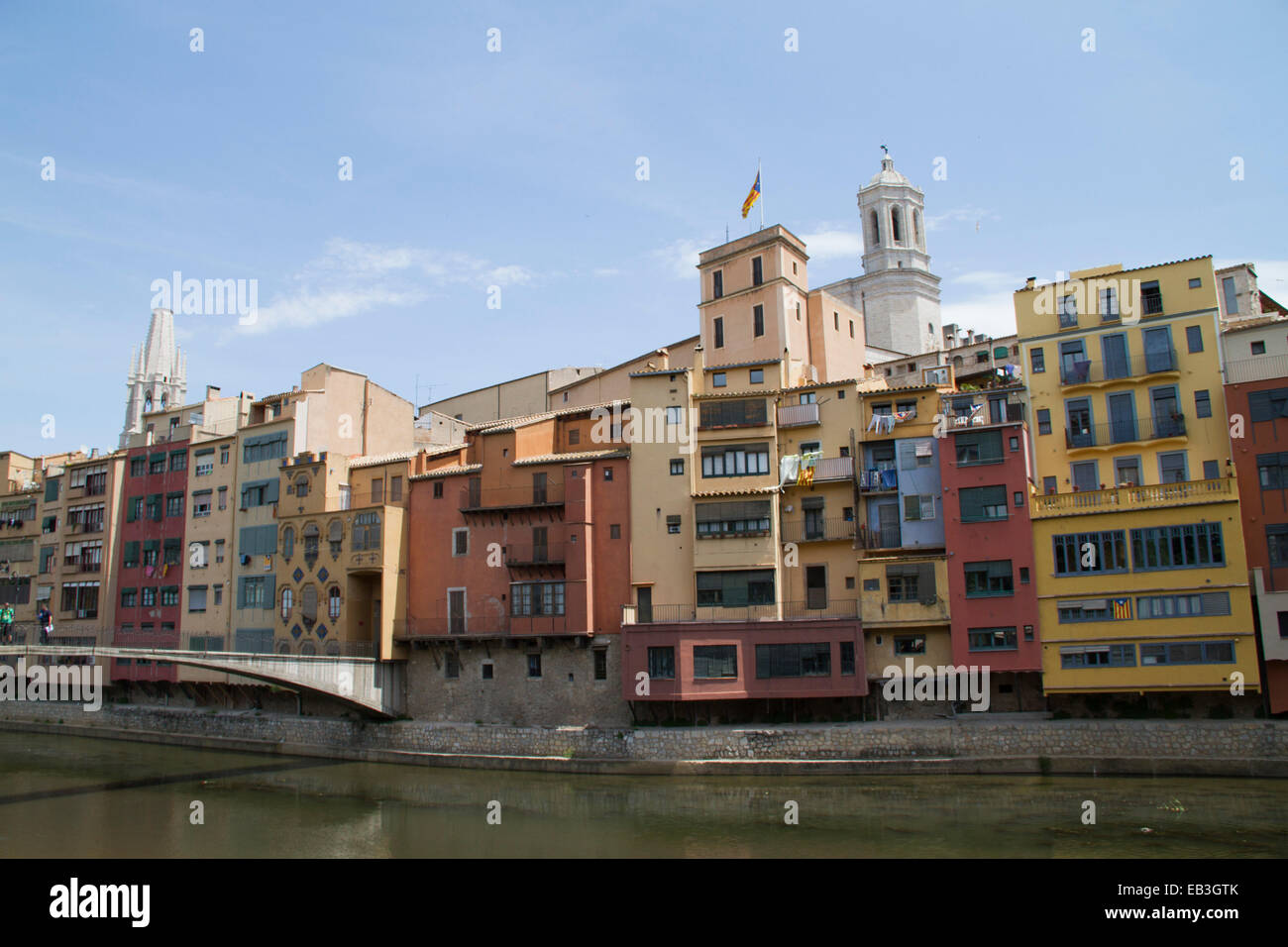 Altstadt-Gebäude säumen den Onyar-Fluss, der durch das Zentrum der Stadt mit dem Dom im Hintergrund Girona, Spanien Stockfoto