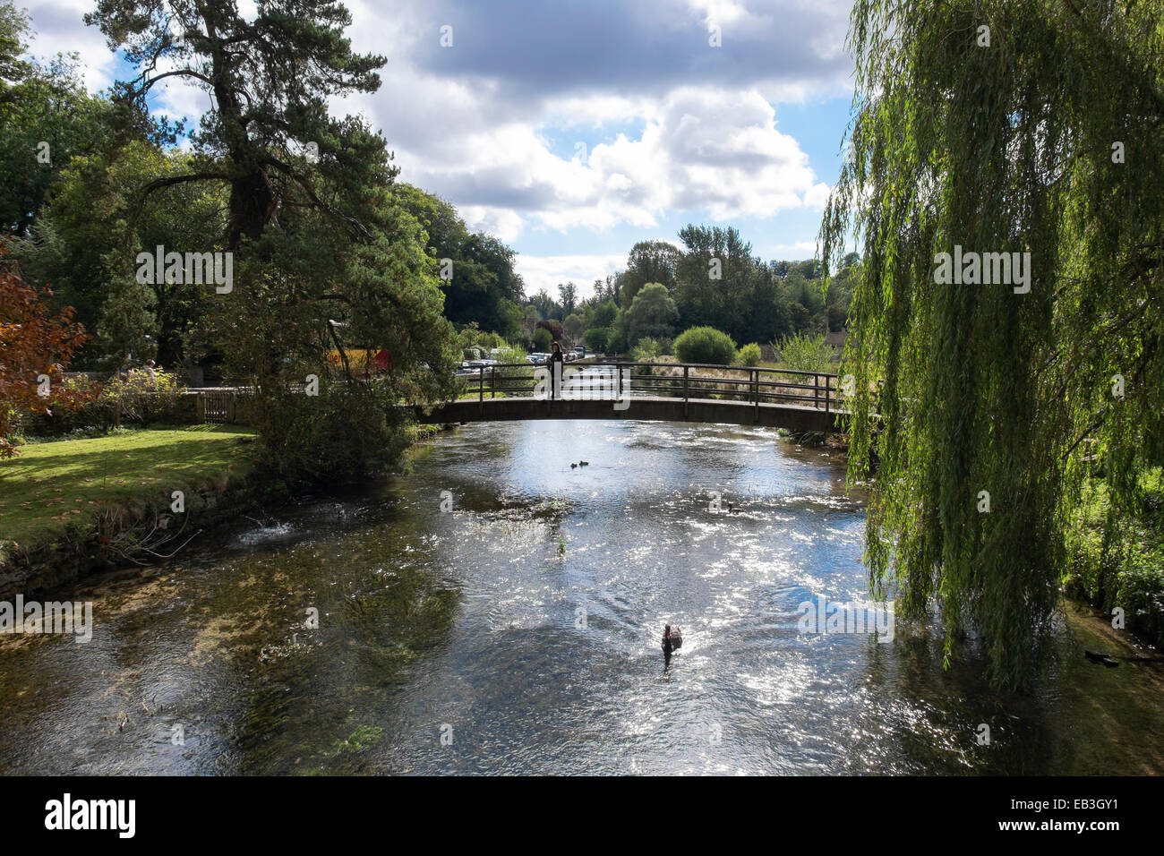 Fuß Brücke über Fluß Coln Zugang zu Arlington Row Bibury Gloucestershire, England Stockfoto