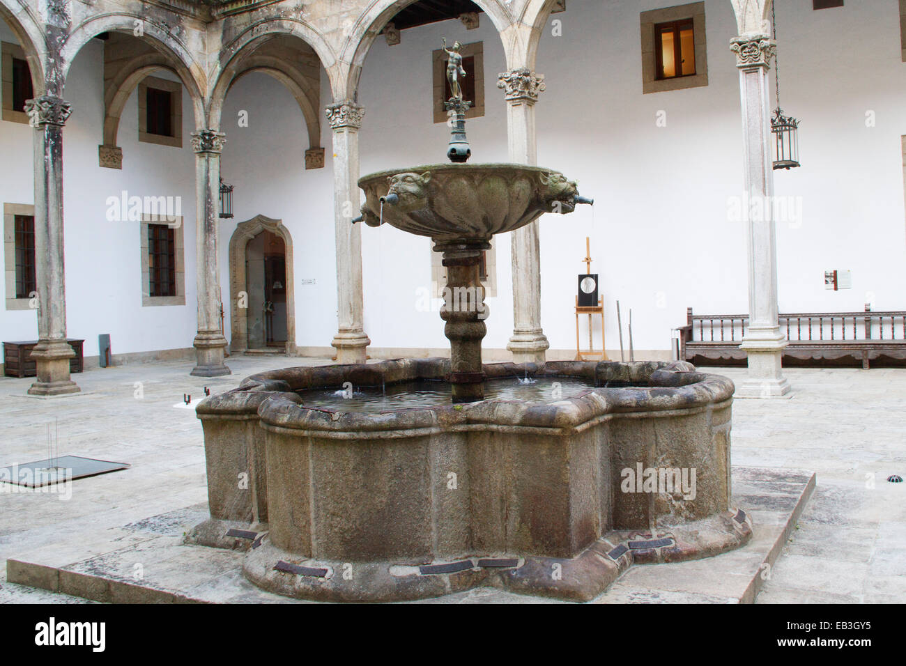 Innenhof und Brunnen in dem Hostal de Los Reyes Catolicos gebaut im Jahre 1499 als Krankenhaus, Haus krank pilgrams Stockfoto