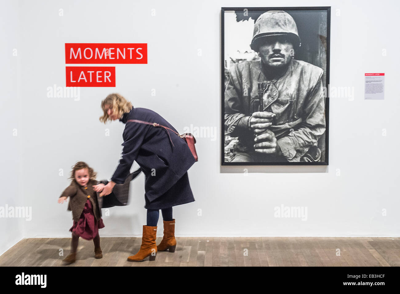 London, UK. 25. November 2014. Schale von Don McCullin schockiert. Konflikt, Zeit, Fotografie, eine neue Ausstellung in der Tate Modern - präsentiert die einzigartigen Möglichkeiten, die Fotografen zurückblicken in Momenten des Konflikts, der Sekunden nachdem eine Bombe gezündet wird, 100 Jahre nach ein Krieg beendet wurde. Bildnachweis: Guy Bell/Alamy Live-Nachrichten Stockfoto