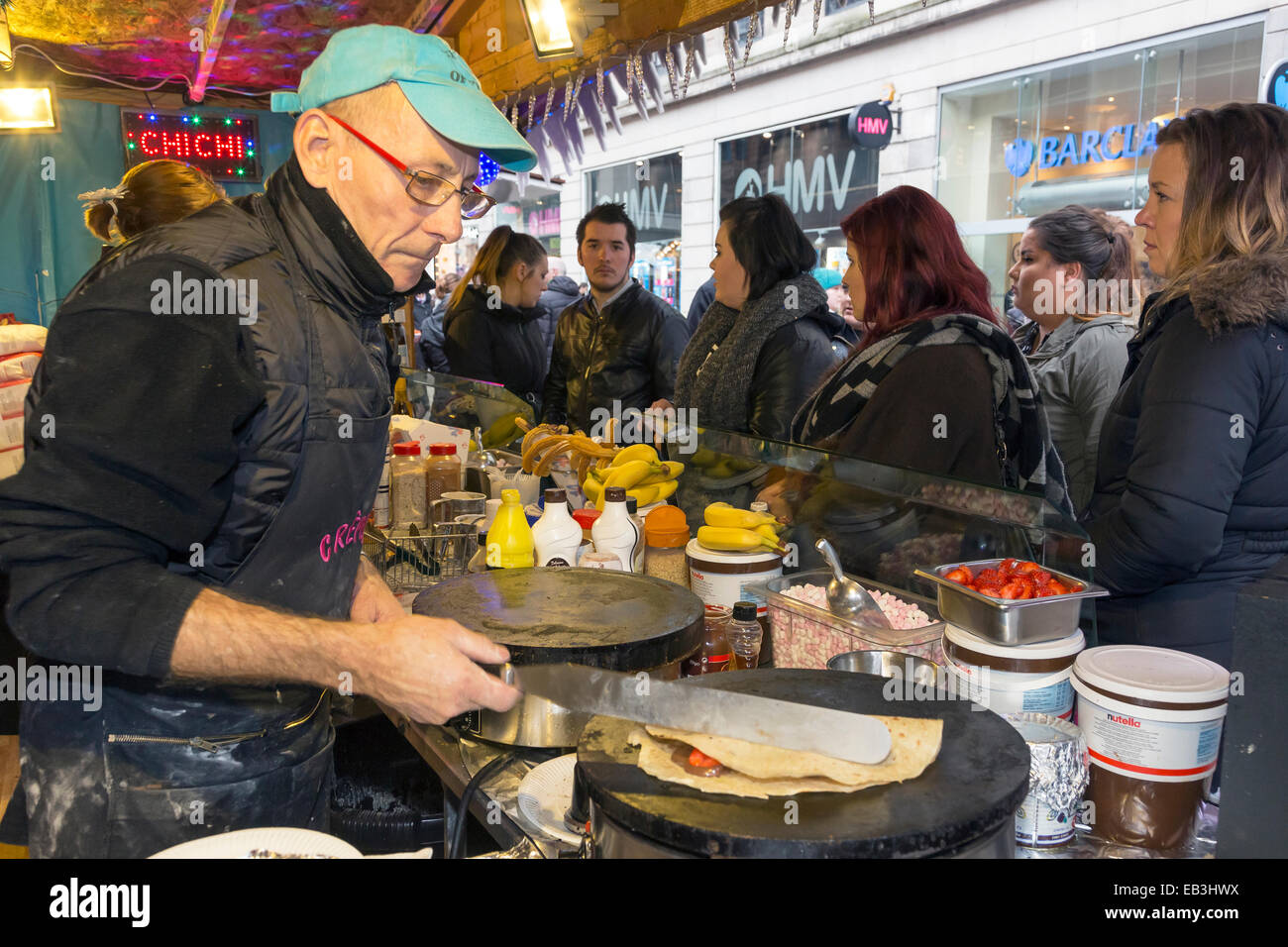 Glasgow, Schottland, Großbritannien. 25. November 2014. Mit ein Monat bis Weihnachten, die jährlichen Weihnachts Food Market, in diesem Jahr in die Argyle Street Glasgow gehalten wird jetzt jeden Tag geöffnet bis zum 21. Dezember 2014. Viele Weihnachtskäufer waren das Essen an den Ständen der internationalen Küche, darunter traditionelle Deutsche, Französische und Spanische Bistros und Take-away auf dem größten Weihnachtsmarkt, Glasgow immer bewirtet hat. Credit: Findlay/Alamy leben Nachrichten Stockfoto