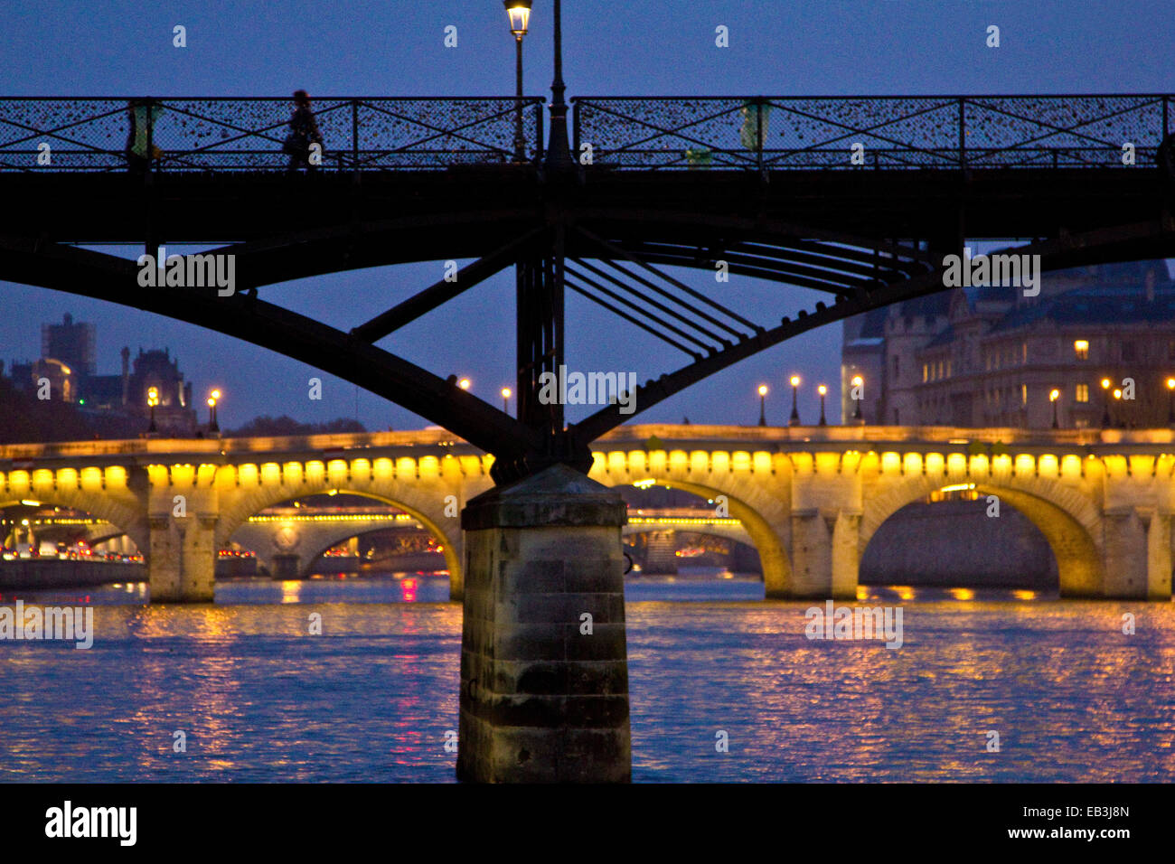 Passaerelle des Arts Bridge bei Nacht, Paris, Frankreich Stockfoto