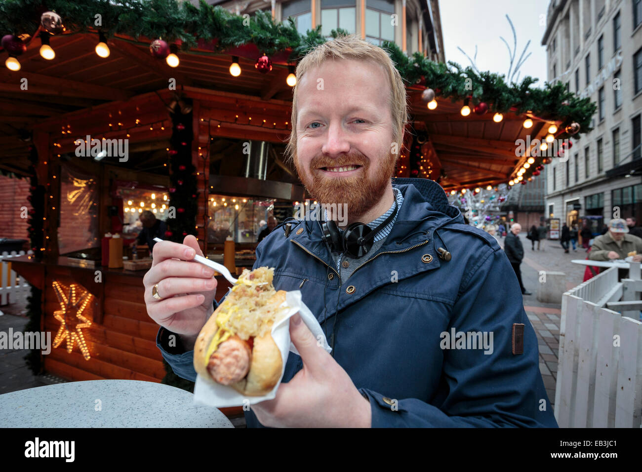 Glasgow, Schottland. 25. November 2014. Mit einem Monat noch bis Weihnachten ist der jährliche Essen Weihnachtsmarkt, findet dieses Jahr in Argyle Street Glasgow jetzt jeden Tag bis 21. Dezember 2014 geöffnet.  Viele Weihnachts-Einkäufer waren Essen an den Ständen der internationalen Küche, darunter traditionelle Deutsch, Französisch und Spanisch Bistros und Take-Aways auf dem größten Weihnachtsmarkt, den Glasgow jemals veranstaltet hat. Bildnachweis: Findlay/Alamy Live-Nachrichten Stockfoto