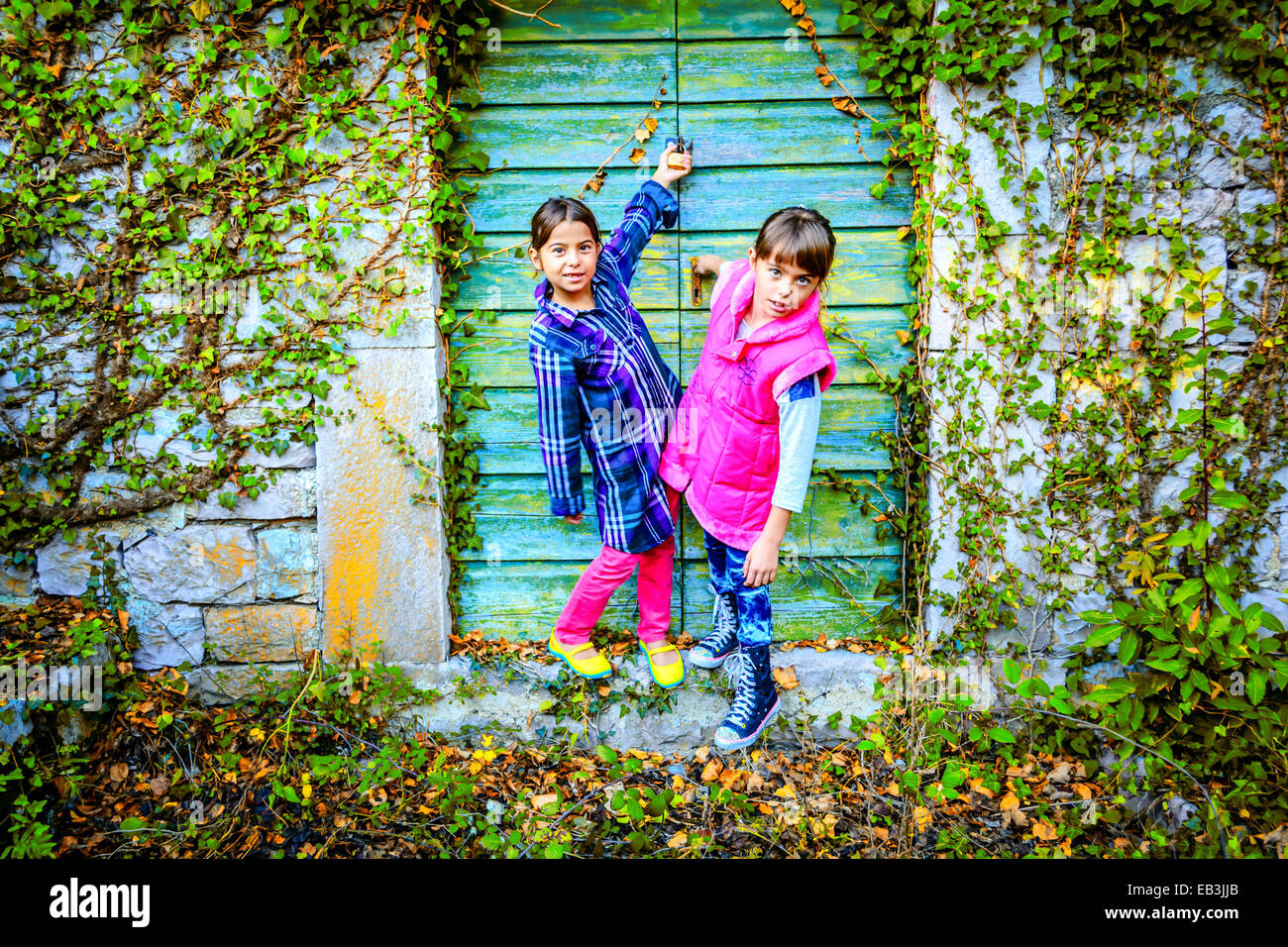 Kleine Mädchen stehen vor den Türen Stockfoto