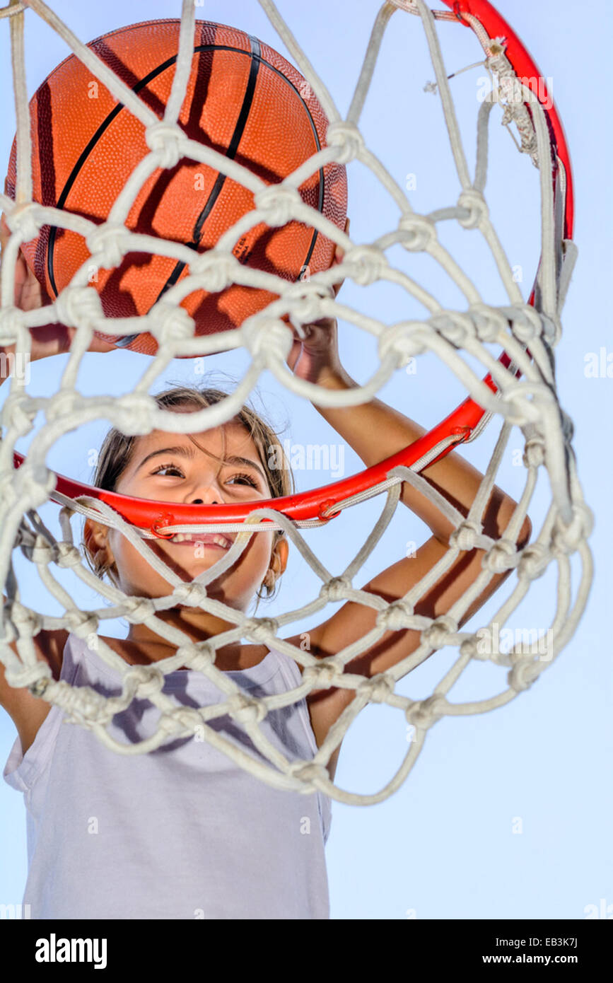 Sieben Jahre altes Mädchen Basketball spielen Stockfoto