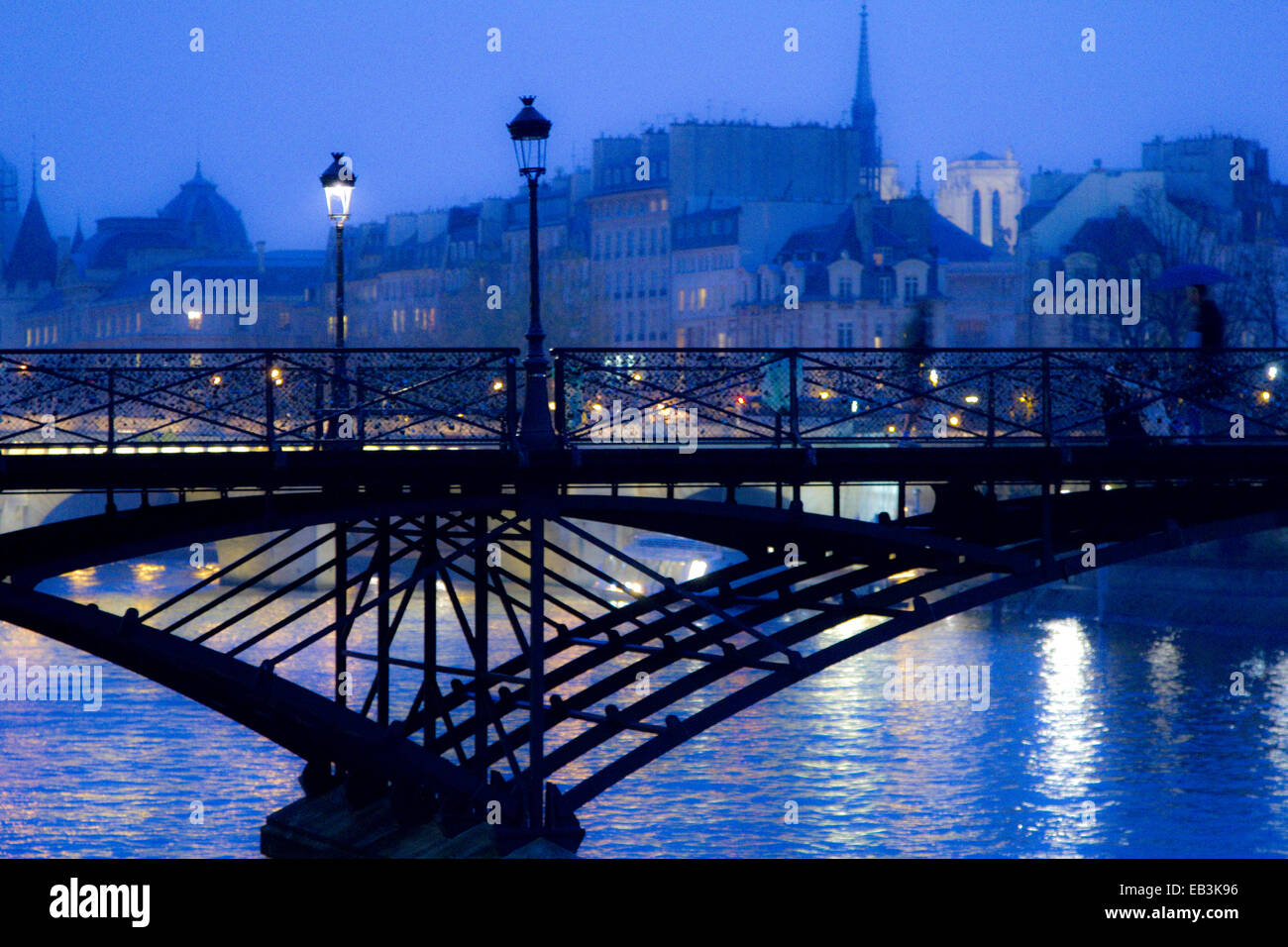 Ansicht der Passarelle des Arts in der Nacht, Paris, Frankreich Stockfoto