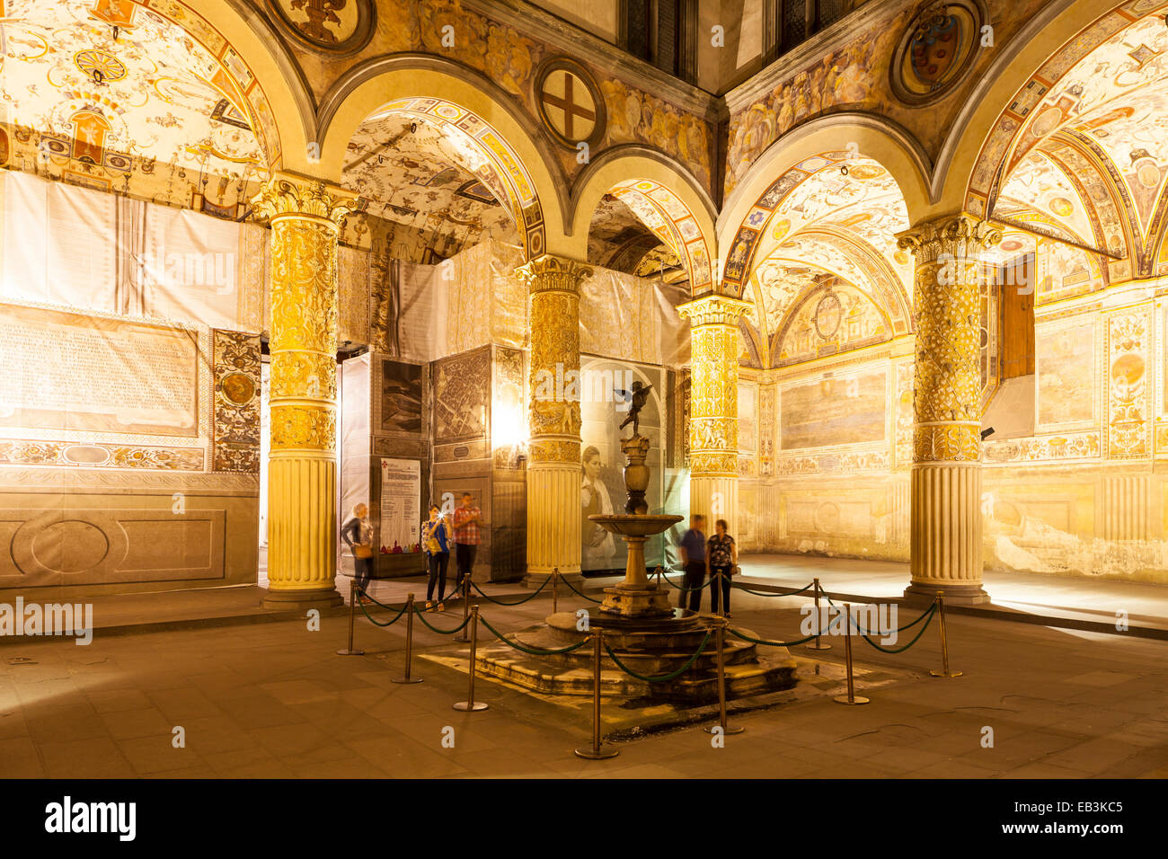 Der Innenhof des Palazzo Vecchio und der Brunnen der Putto mit Delphin des Künstlers Verrocchio. Stockfoto