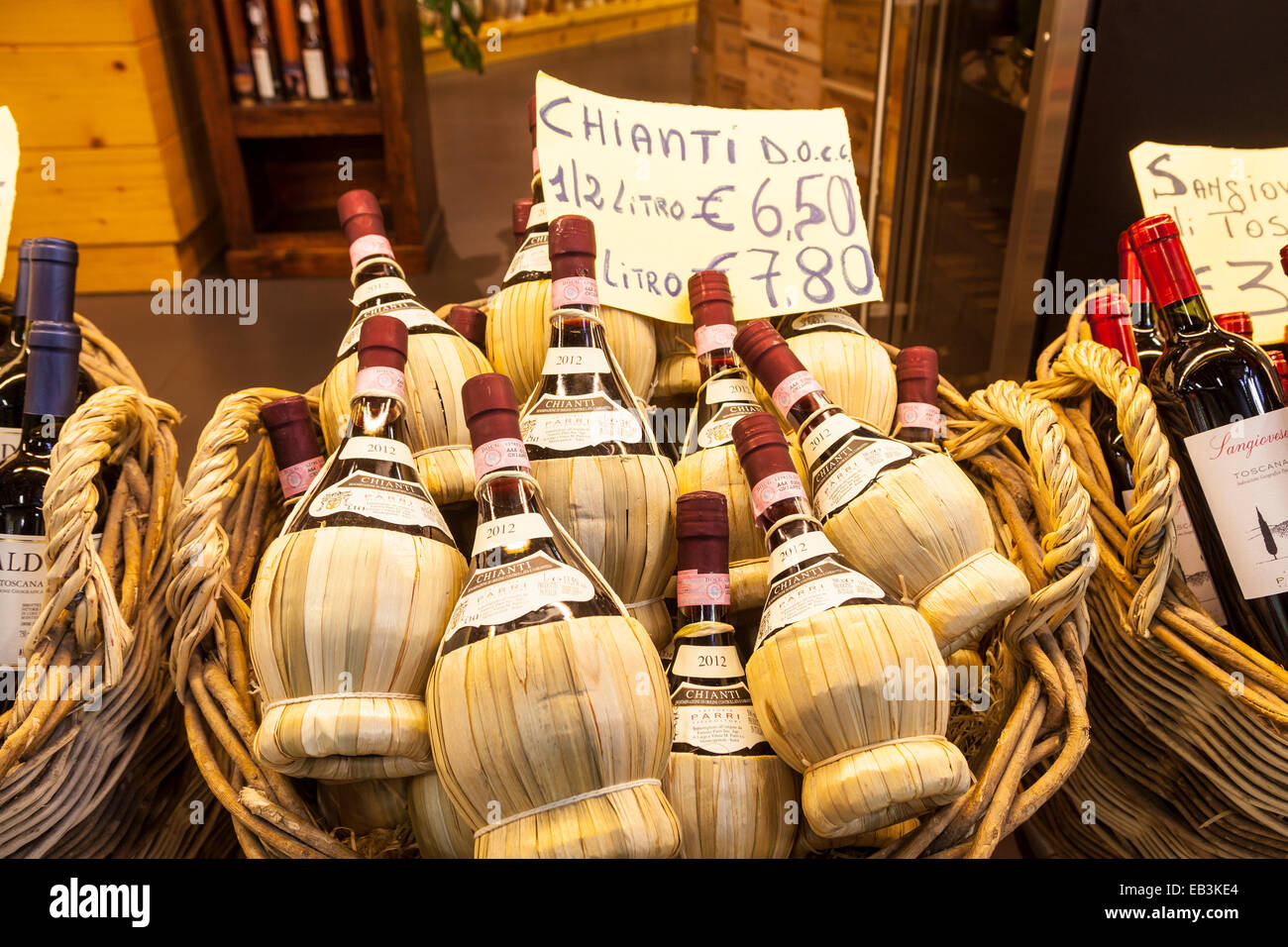 Chianti-Wein zum Verkauf im Mercato Centrale, Florenz. Stockfoto