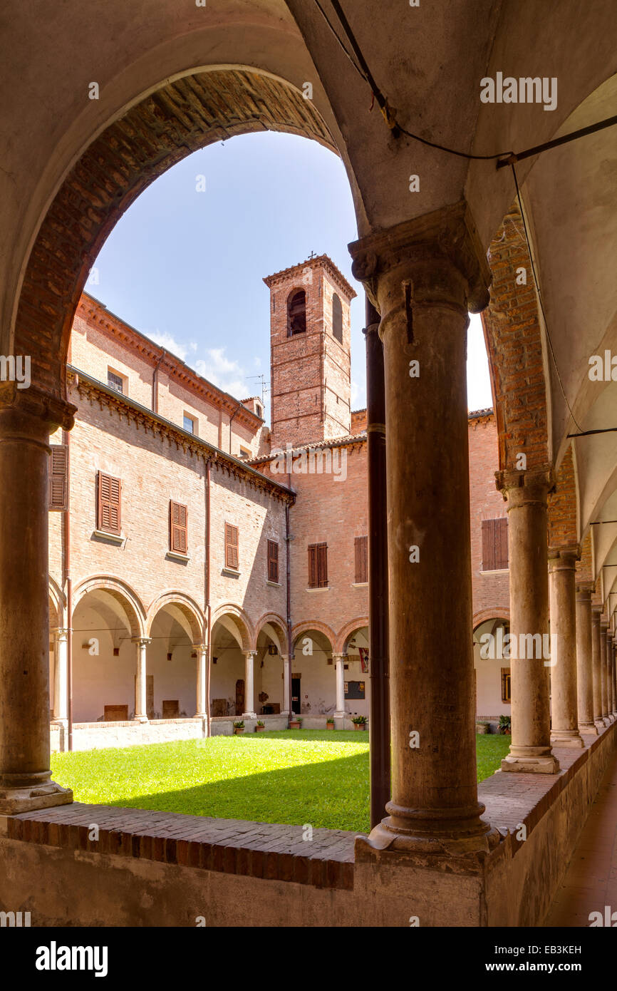 Der Kreuzgang der Chiesa di Santa Maria in Vado Kirche, Ferrara. Im Jahre 1495 wurde das Gebäude renoviert. Stockfoto