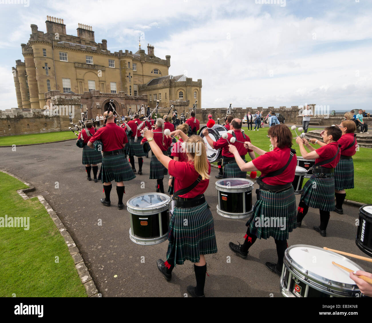 Traditionelle schottische Band außerhalb Culzean Castle, South Ayrshire, Schottland Stockfoto