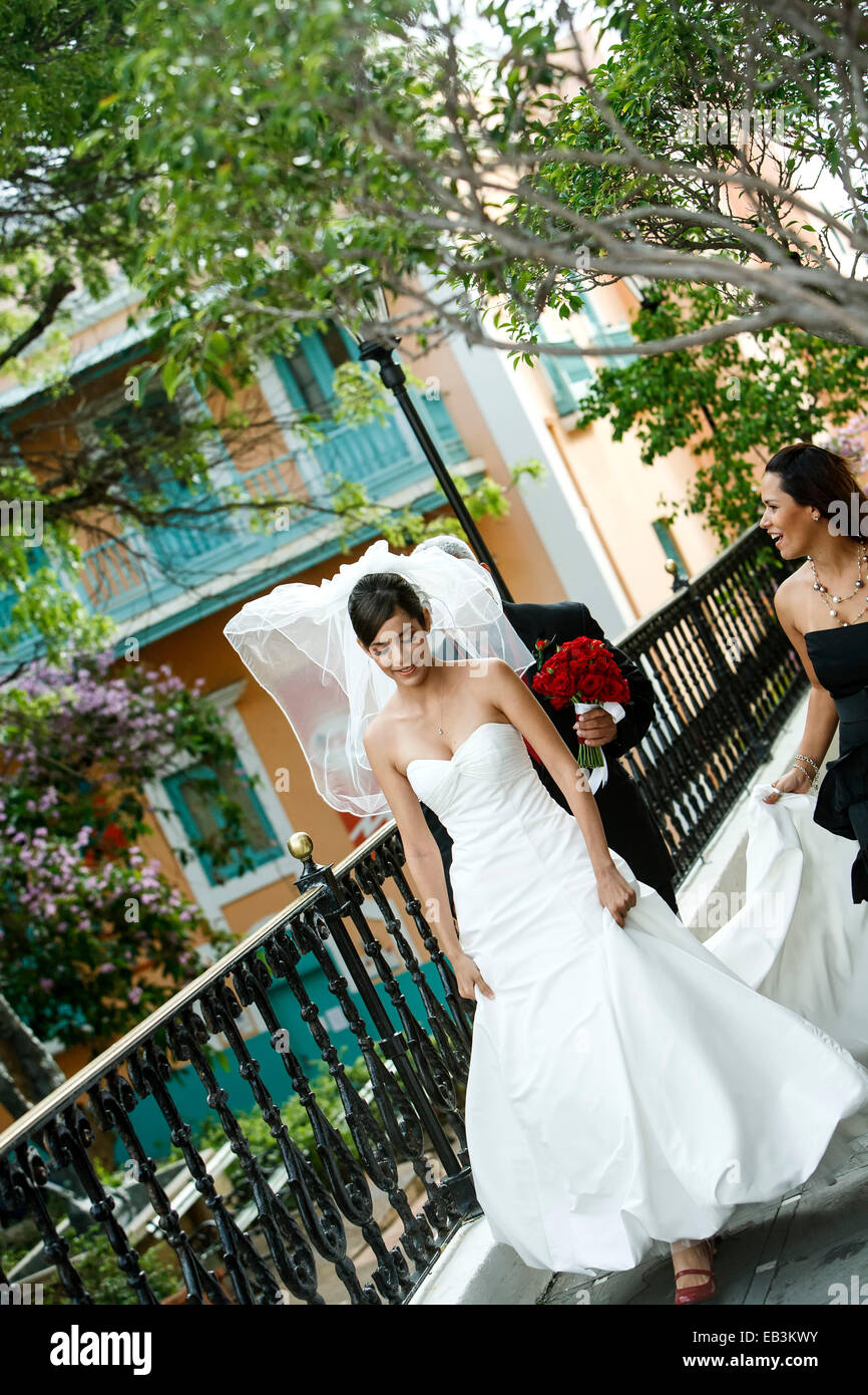 Braut und Mädchen der Ehre, Hochzeit im alten San Juan, Puerto Rico. Stockfoto