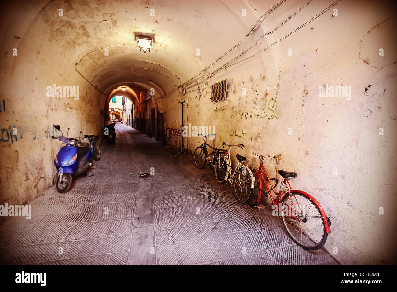 Retro-gefilterte Bild der vernachlässigten Passage mit Fahrrädern. Stockfoto