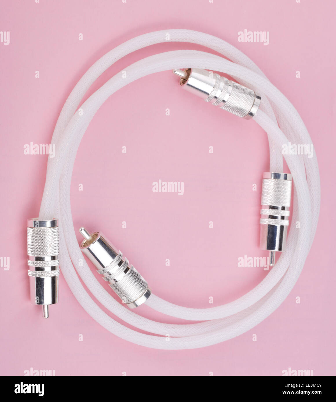 Interconnect Kabel auf rosa Hintergrund Stockfoto