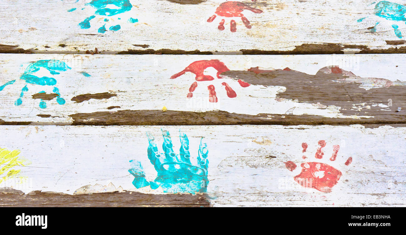 Hand druckt in roter und blauer Farbe auf eine weiße Holzoberfläche Stockfoto
