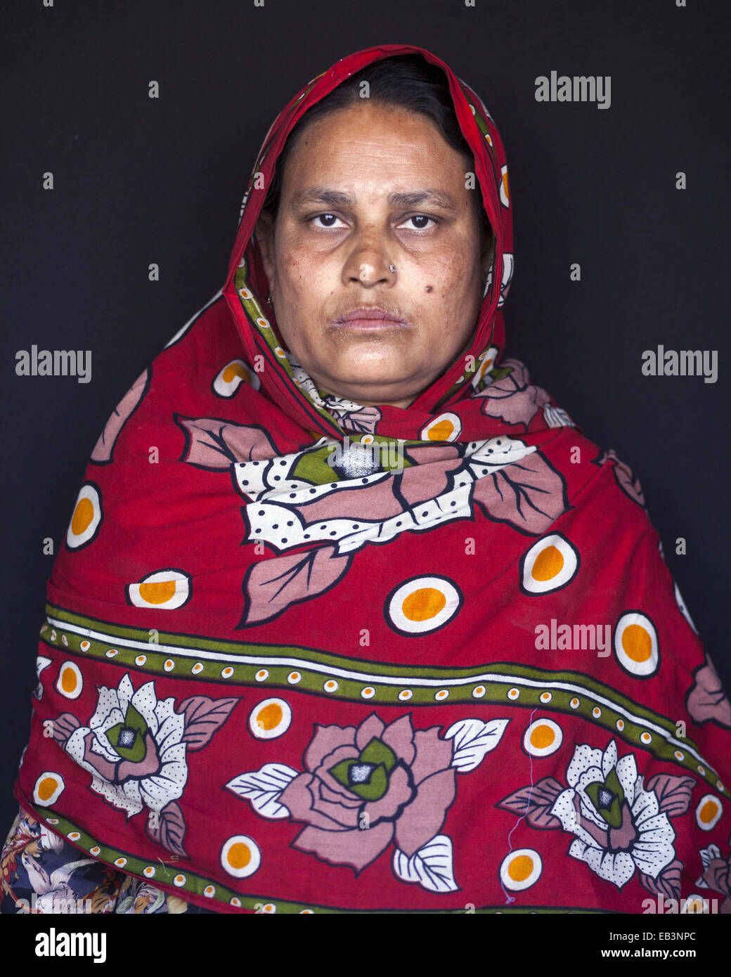 Bildschirmschoner, Bangladesch. 9. März 2014. Tazreen Fashion Überlebende Hosneara Begum Alter von 35 Jahren sprang vom 2. Stock des Gebäudes mit einer psychischen Erkrankung leben. Sie wusste nie, die grausige Nacht könnte ein Vorbote einer anderen dunklen Episode ihres Lebens warten vor. Der Nacht Luft Heavy mit Rauch und Hitze und die Laute, erschrocken Schreie der vielen Menschen in das lodernde Tazreen Fashions Gebäude--gefangen waren nur der Anfang eines langwierigen Kampfes. Am 24. November 2012 mehr als 120 Personen zu Tode verbrannt nachdem er gefangen hinter Ausfahrten in der Fabrik Tazreen Fashions gesperrt Stockfoto